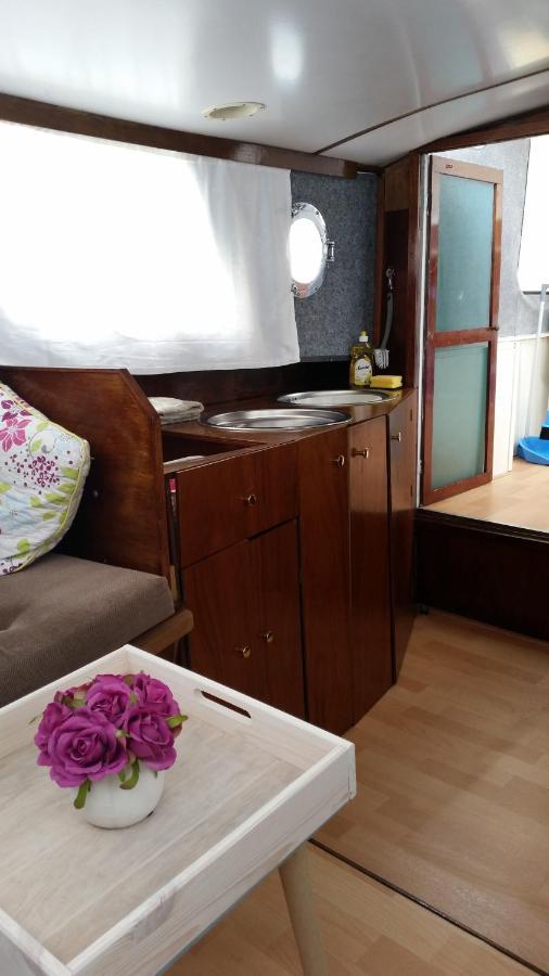 Boat Ella - Kamperen Op Het Water -Niet Om Mee Te Varen -Read Host Profile-Lees Hostprofiel Jutrijp Dış mekan fotoğraf