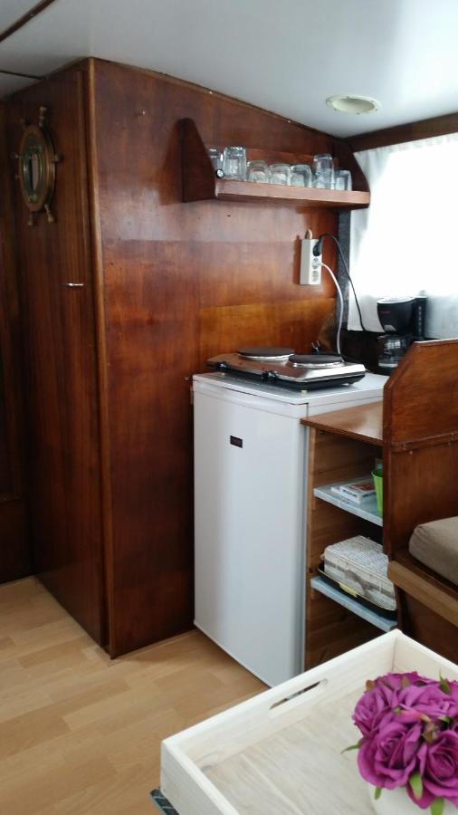 Boat Ella - Kamperen Op Het Water -Niet Om Mee Te Varen -Read Host Profile-Lees Hostprofiel Jutrijp Dış mekan fotoğraf