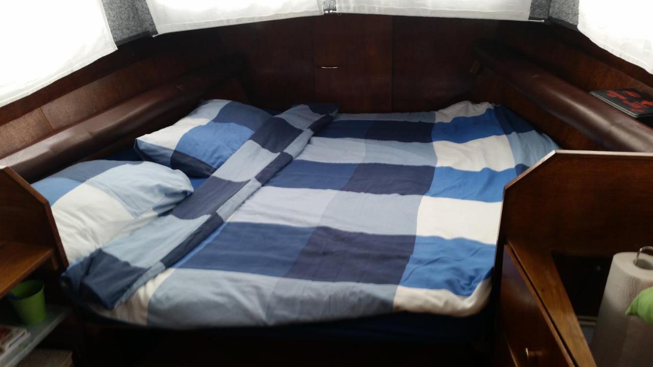 Boat Ella - Kamperen Op Het Water -Niet Om Mee Te Varen -Read Host Profile-Lees Hostprofiel Jutrijp Dış mekan fotoğraf