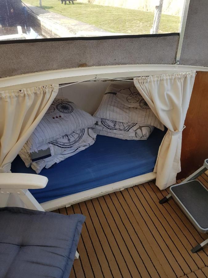 Boat Ella - Kamperen Op Het Water -Niet Om Mee Te Varen -Read Host Profile-Lees Hostprofiel Jutrijp Dış mekan fotoğraf