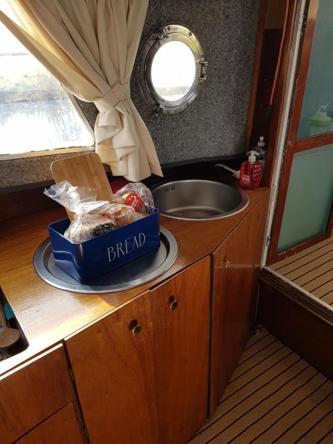 Boat Ella - Kamperen Op Het Water -Niet Om Mee Te Varen -Read Host Profile-Lees Hostprofiel Jutrijp Dış mekan fotoğraf