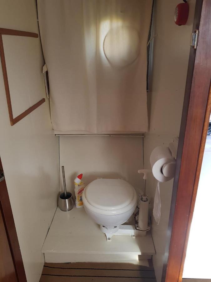 Boat Ella - Kamperen Op Het Water -Niet Om Mee Te Varen -Read Host Profile-Lees Hostprofiel Jutrijp Dış mekan fotoğraf